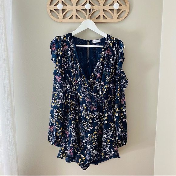 Lush Cold Shoulder Floral Romper Navy Sz Medium - Picture 1 of 15